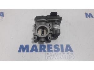 Gebruikte Gasklephuis Renault Captur (2R) 1.2 TCE 16V EDC Prijs € 19,99 Margeregeling aangeboden door Maresia Parts