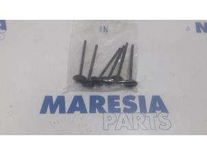 Gebruikte Inlaatklep Renault Captur (2R) 0.9 Energy TCE 12V Prijs € 35,00 Margeregeling aangeboden door Maresia Parts