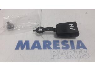 Gebruikte Veiligheidsgordel Insteek Midden-voor Renault Master IV (MA/MB/MC/MD/MH/MF/MG/MH) 2.3 dCi 135 16V FWD Prijs € 48,40 Inclusief btw aangeboden door Maresia Parts