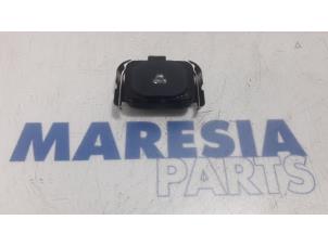 Gebruikte Sensor regen Peugeot 5008 I (0A/0E) 1.6 THP 16V Prijs € 35,00 Margeregeling aangeboden door Maresia Parts