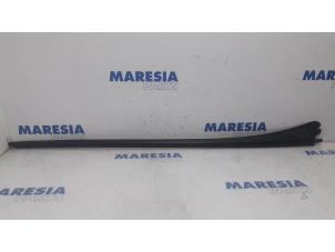 Gebruikte Carrosserielijst Peugeot 5008 I (0A/0E) 1.6 THP 16V Prijs € 25,00 Margeregeling aangeboden door Maresia Parts