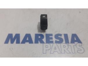 Gebruikte Combischakelaar ramen Peugeot Partner (GC/GF/GG/GJ/GK) 1.6 HDI 90 16V Prijs € 20,00 Margeregeling aangeboden door Maresia Parts