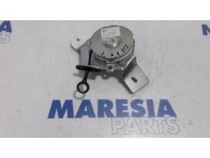 Gebruikte Scharnier Achterklep Peugeot 3008 I (0U/HU) 1.6 VTI 16V Prijs € 25,00 Margeregeling aangeboden door Maresia Parts