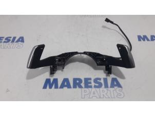 Gebruikte Schakelflipper set Peugeot 208 I (CA/CC/CK/CL) 1.2 Vti 12V PureTech 82 Prijs € 75,00 Margeregeling aangeboden door Maresia Parts