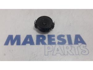 Gebruikte Sensor regen Renault Megane IV (RFBB) 1.2 Energy TCE 130 Prijs € 15,00 Margeregeling aangeboden door Maresia Parts