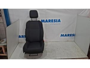 Gebruikte Voorstoel rechts Peugeot 508 SW (8E/8U) 1.6 HDiF 16V Prijs € 157,50 Margeregeling aangeboden door Maresia Parts