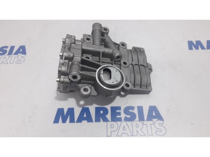Gebruikte Oliepomp Renault Scénic III (JZ) 2.0 16V CVT Prijs € 105,00 Margeregeling aangeboden door Maresia Parts