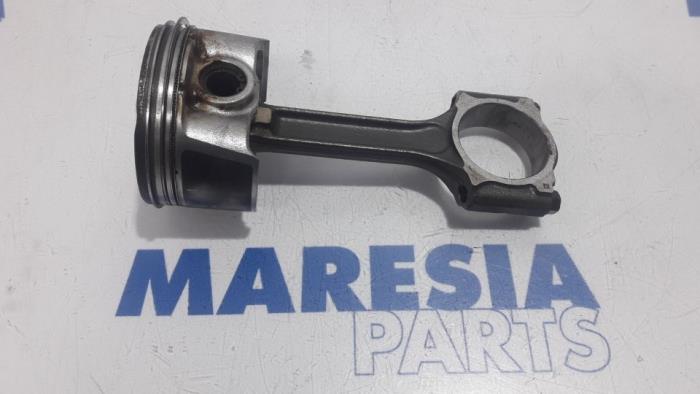 Używane Zuiger Renault Scénic III (JZ) 2.0 16V CVT Cena € 50,00 Procedura marży oferowane przez Maresia Parts