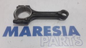 Gebruikte Drijfstang Renault Captur (2R) 1.2 TCE 16V EDC Prijs € 50,00 Margeregeling aangeboden door Maresia Parts