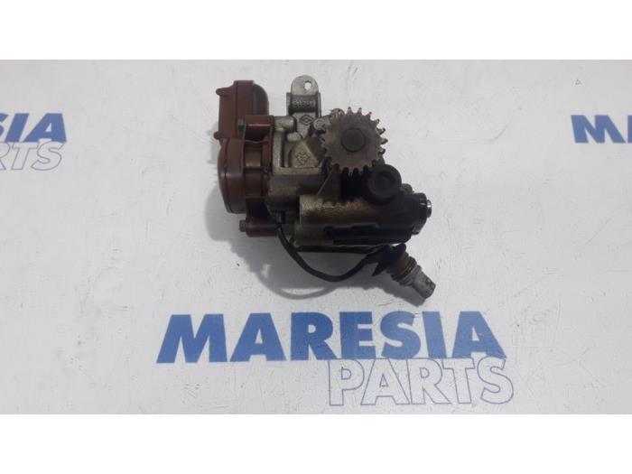 Gebruikte Oliepomp Renault Captur I (2R) 1.2 TCE 16V EDC Prijs € 40,00 Margeregeling aangeboden door Maresia Parts