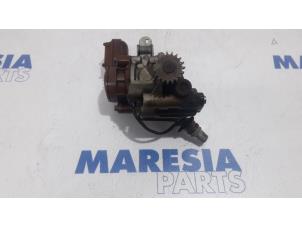 Gebruikte Oliepomp Renault Captur (2R) 1.2 TCE 16V EDC Prijs € 40,00 Margeregeling aangeboden door Maresia Parts