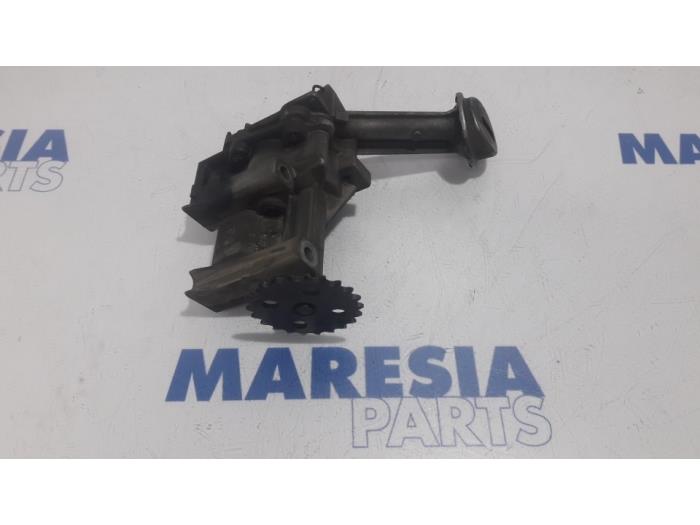 Gebruikte Oliepomp Renault Scénic III (JZ) 1.5 dCi 110 Prijs € 50,00 Margeregeling aangeboden door Maresia Parts