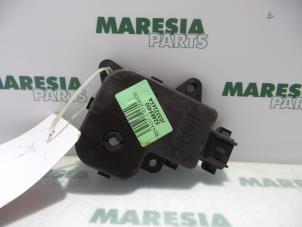 Gebruikte Kachelklep Motor Renault Laguna II Grandtour (KG) 2.2 dCi 150 16V Prijs € 25,00 Margeregeling aangeboden door Maresia Parts