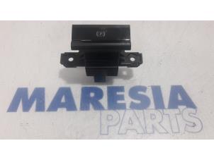 Gebruikte Schakelaar handrem Citroen C4 Grand Picasso (3A) 1.6 BlueHDI 120 Prijs € 35,00 Margeregeling aangeboden door Maresia Parts