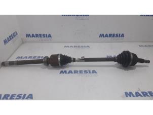 Gebruikte Aandrijfas rechts-voor Peugeot 308 SW (L4/L9/LC/LJ/LR) 1.6 BlueHDi 120 Prijs € 105,00 Margeregeling aangeboden door Maresia Parts