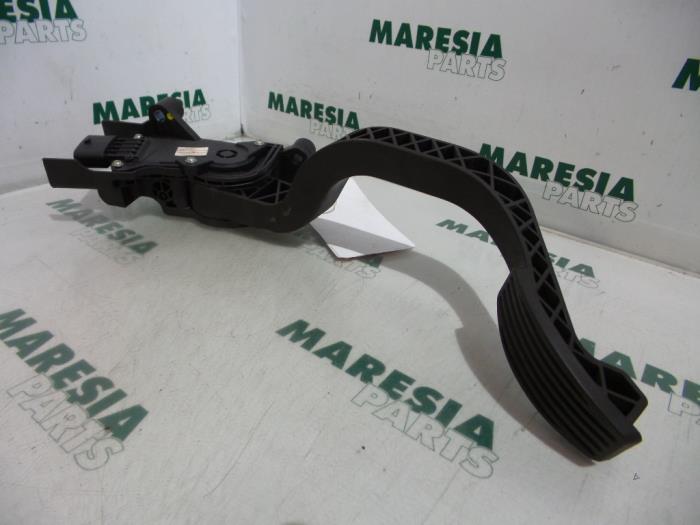 Gaspedaalpositie Sensor van een Fiat Doblo (223A/119) 1.9 JTD Multijet 2007
