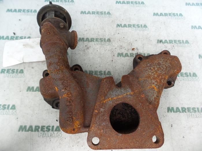 Gebruikte Uitlaatspruitstuk Peugeot 406 (8B) 1.9 dt Prijs € 50,00 Margeregeling aangeboden door Maresia Parts
