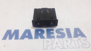 Gebruikte AUX/USB aansluiting Renault Espace (RFCJ) 1.6 Tce 200 EDC Prijs € 50,00 Margeregeling aangeboden door Maresia Parts