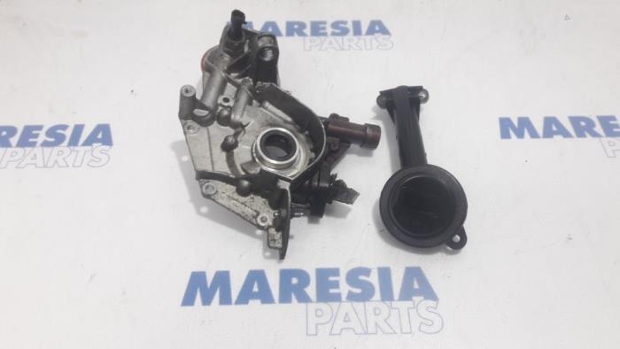 Gebruikte Oliepomp Fiat Doblo (223A/119) 1.4 Prijs € 75,00 Margeregeling aangeboden door Maresia Parts