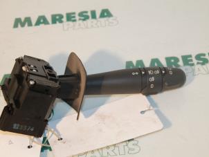 Gebruikte Pinker Schakelaar Renault Clio II (BB/CB) 1.4 16V Prijs € 25,00 Margeregeling aangeboden door Maresia Parts