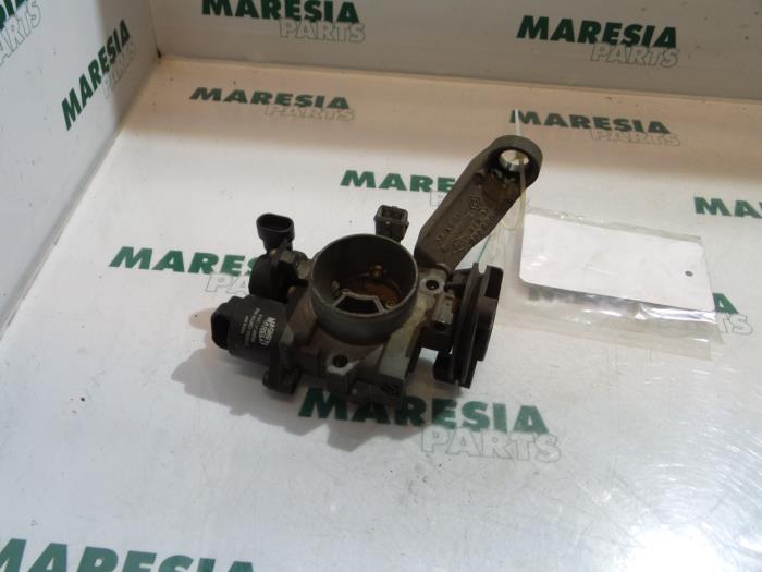 Gebruikte Gasklephuis Renault Twingo (C06) 1.2 Prijs € 50,00 Margeregeling aangeboden door Maresia Parts