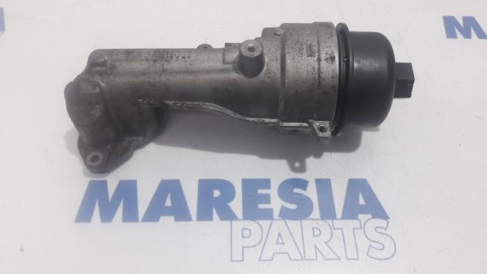 Gebruikte Oliefilterhouder Peugeot 3008 I (0U/HU) 1.6 VTI 16V Prijs € 50,00 Margeregeling aangeboden door Maresia Parts