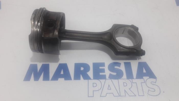 Gebruikte Zuiger Peugeot 3008 I (0U/HU) 1.6 VTI 16V Prijs € 50,00 Margeregeling aangeboden door Maresia Parts