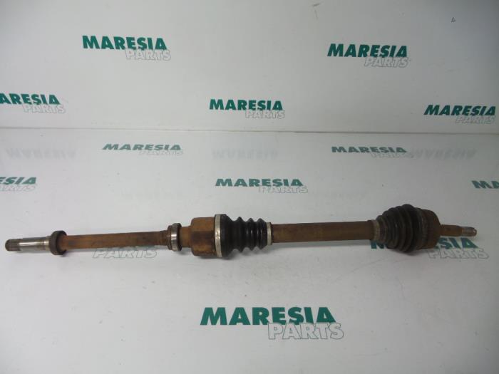 Gebruikte Aandrijfas rechts-voor Peugeot 206 (2A/C/H/J/S) 1.4 XR,XS,XT,Gentry Prijs € 40,00 Margeregeling aangeboden door Maresia Parts