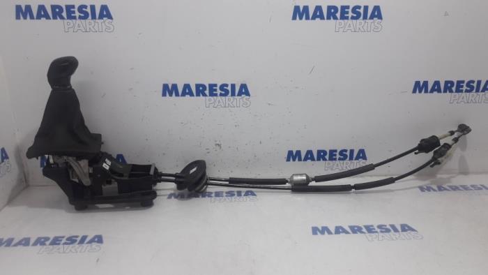 Gebruikte Versnellingspook Peugeot 208 I (CA/CC/CK/CL) 1.2 Vti 12V PureTech 82 Prijs € 50,00 Margeregeling aangeboden door Maresia Parts