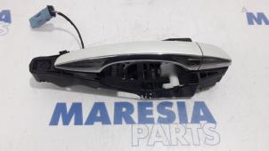 Gebruikte Portiergreep 4Deurs rechts-achter Peugeot 508 (8D) 2.0 Hybrid4 16V Prijs € 40,00 Margeregeling aangeboden door Maresia Parts