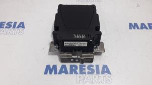 Gebruikte Head-up display Peugeot 508 (8D) 2.0 Hybrid4 16V Prijs € 262,50 Margeregeling aangeboden door Maresia Parts