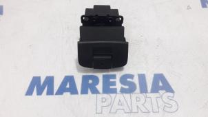 Gebruikte Handrem schakelaar Renault Espace (JK) 2.0 16V Turbo Prijs € 30,00 Margeregeling aangeboden door Maresia Parts