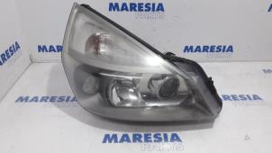 Gebruikte Rechter Koplamp Renault Espace (JK) 2.0 16V Turbo Prijs € 157,50 Margeregeling aangeboden door Maresia Parts