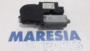 Gebruikte Schuifdak Motor Peugeot 308 SW (4E/H) 1.6 HDi 16V FAP Prijs € 105,00 Margeregeling aangeboden door Maresia Parts