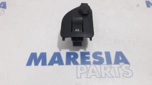 Gebruikte Schuifdak schakelaar Peugeot 308 SW (4E/H) 1.6 HDi 16V FAP Prijs € 25,00 Margeregeling aangeboden door Maresia Parts