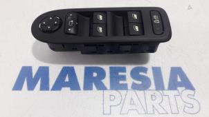 Gebruikte Schakelblok ruiten Peugeot 308 SW (4E/H) 1.6 HDi 16V FAP Prijs € 65,00 Margeregeling aangeboden door Maresia Parts