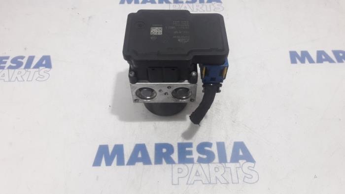 Gebruikte ABS Pomp Renault Scénic III (JZ) 1.2 16V TCe 115 Energy Prijs € 198,00 Margeregeling aangeboden door Maresia Parts