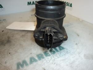 Gebruikte Luchthoeveelheidsmeter Fiat Stilo (192A/B) 2.4 20V Abarth 3-Drs. Prijs € 35,00 Margeregeling aangeboden door Maresia Parts