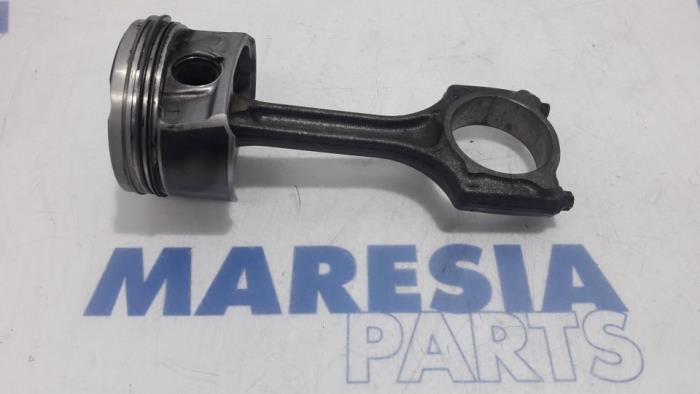 Gebruikte Zuiger Peugeot 308 (4A/C) 1.6 16V THP Autom. Prijs € 50,00 Margeregeling aangeboden door Maresia Parts