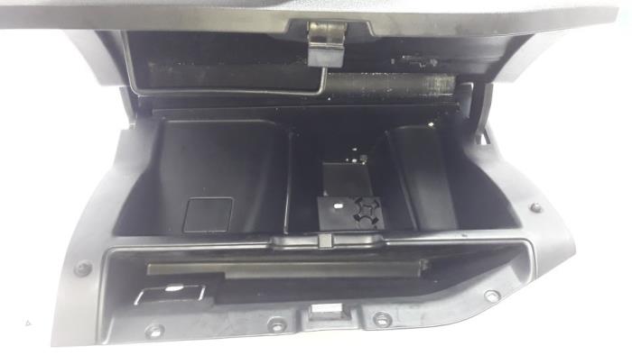 Dashboardkastje van een Peugeot Partner (GC/GF/GG/GJ/GK) 1.6 HDI 75 16V 2008