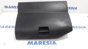 Gebruikte Handschoenenkastje Peugeot Partner (GC/GF/GG/GJ/GK) 1.6 HDI 75 16V Prijs € 60,50 Inclusief btw aangeboden door Maresia Parts