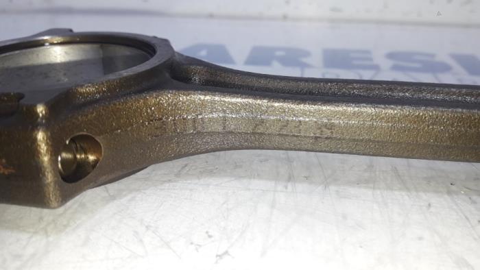 Drijfstang van een Renault Megane IV (RFBB) 1.2 Energy TCE 130 2017