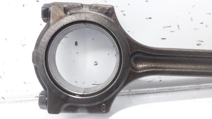 Drijfstang van een Renault Megane IV (RFBB) 1.2 Energy TCE 130 2017