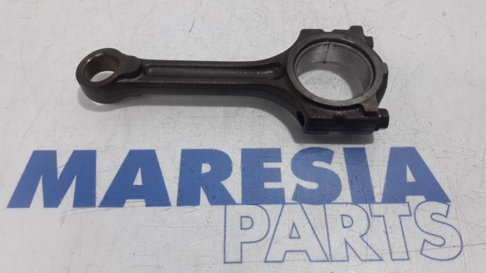Gebruikte Drijfstang Renault Megane IV (RFBB) 1.2 Energy TCE 130 Prijs € 35,00 Margeregeling aangeboden door Maresia Parts