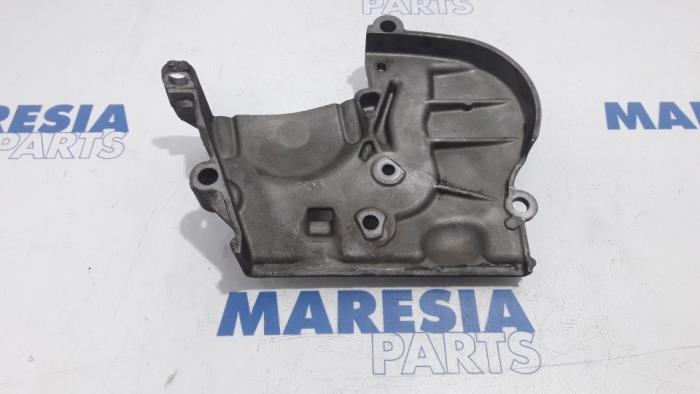 Gebruikte Distributiedeksel Renault Trafic New (JL) 2.0 16V Prijs € 30,00 Margeregeling aangeboden door Maresia Parts
