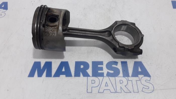 Gebruikte Zuiger Renault Trafic New (JL) 2.0 16V Prijs € 75,00 Margeregeling aangeboden door Maresia Parts