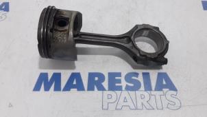 Gebruikte Zuiger Renault Trafic New (JL) 2.0 16V Prijs € 75,00 Margeregeling aangeboden door Maresia Parts