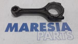 Gebruikte Drijfstang Renault Trafic New (JL) 2.0 16V Prijs € 50,00 Margeregeling aangeboden door Maresia Parts