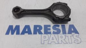 Gebruikte Drijfstang Renault Trafic New (JL) 2.0 16V Prijs € 50,00 Margeregeling aangeboden door Maresia Parts