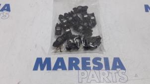 Gebruikte Tuimelaar Renault Trafic New (JL) 2.0 16V Prijs € 35,00 Margeregeling aangeboden door Maresia Parts